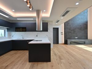 Cocina con azulejos imitación madera