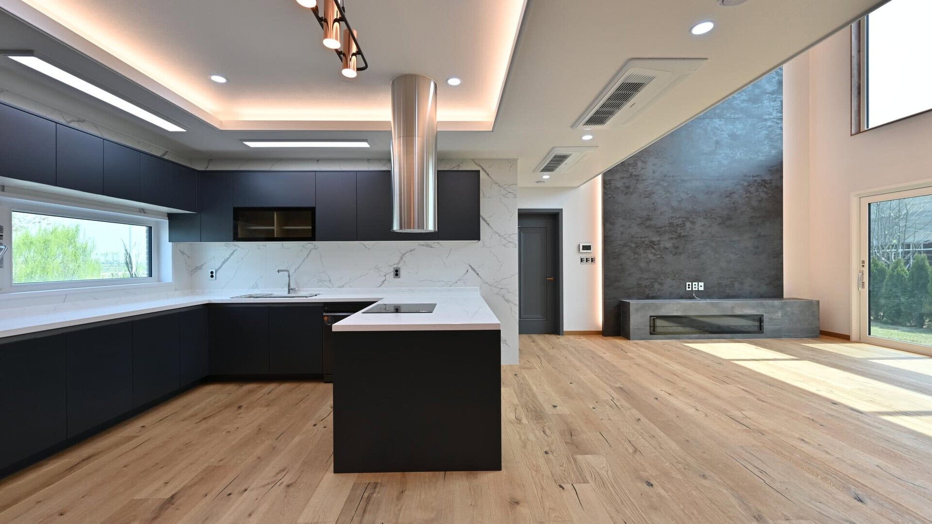 Cocina con azulejos imitación madera