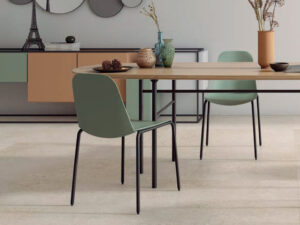 Salón con azulejos porcelánicos vitacer advance