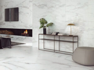 Salón con revestimiento porcelánico imitación marmol